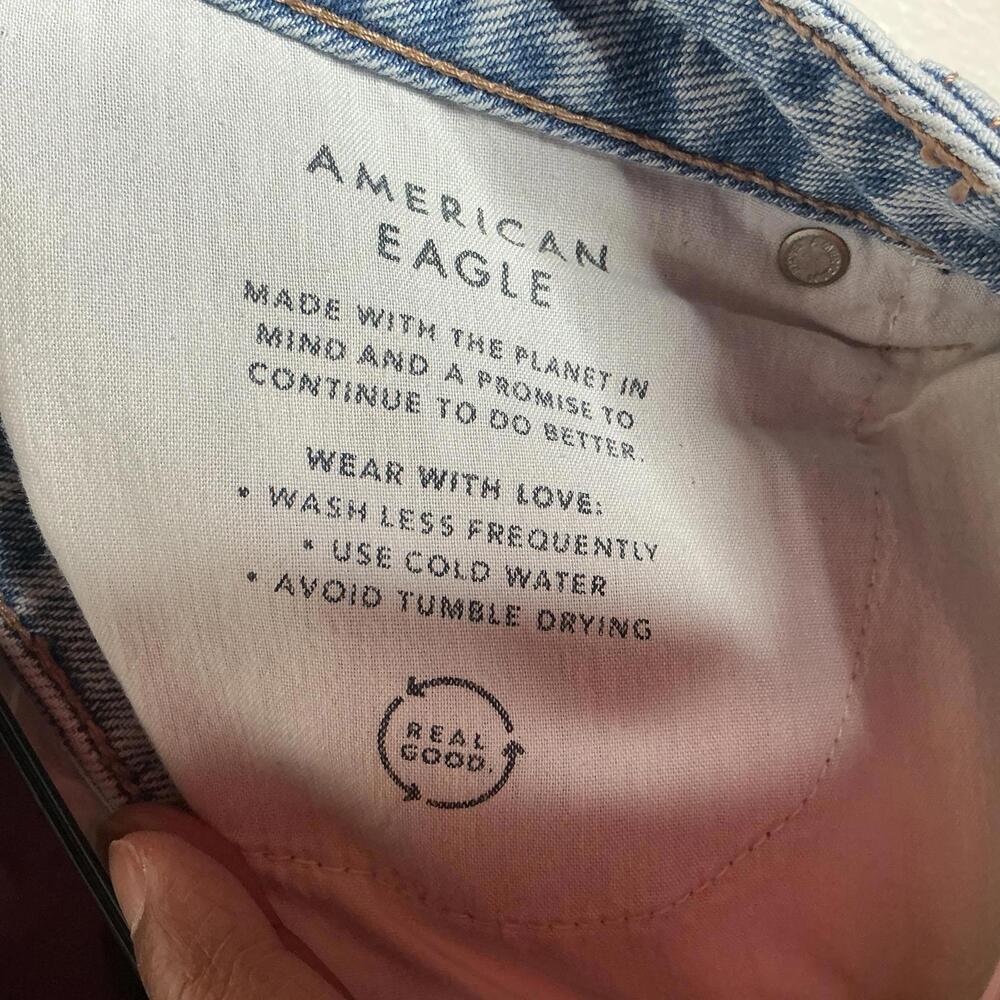 < American Eagle Light Wash Distressed Skinny Jeans > - Picture 3 of 4